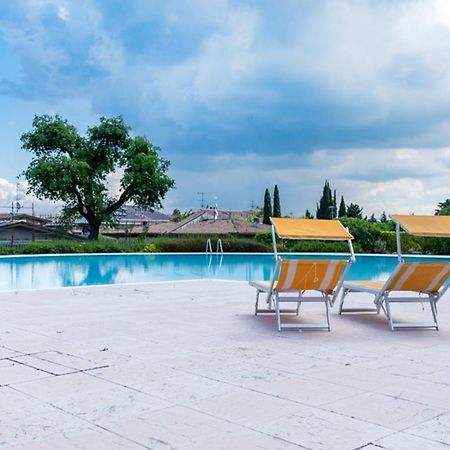 Oleandro Apartment - Featuring A Private Garden And Access To 5 Pools Desenzano del Garda Eksteriør billede