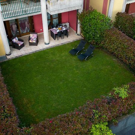 Oleandro Apartment - Featuring A Private Garden And Access To 5 Pools Desenzano del Garda Eksteriør billede