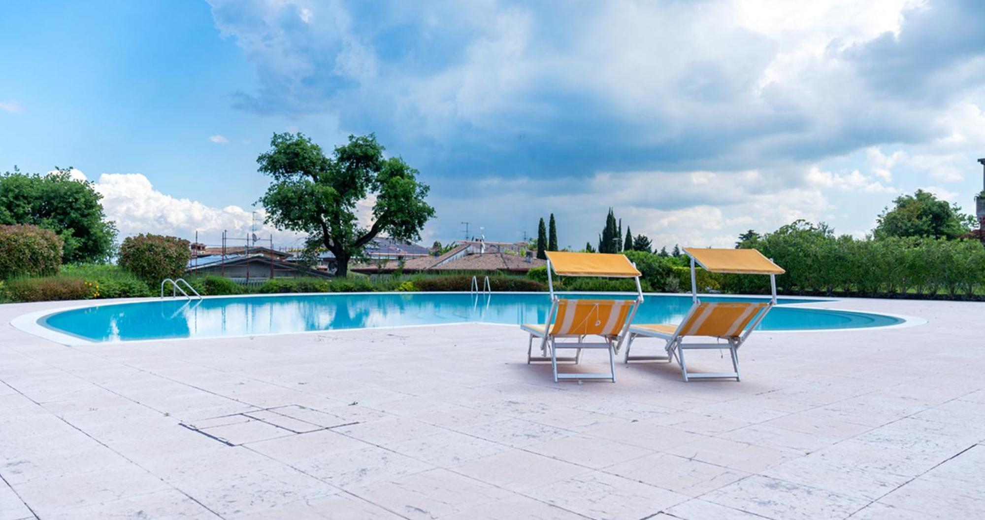 Oleandro Apartment - Featuring A Private Garden And Access To 5 Pools Desenzano del Garda Eksteriør billede