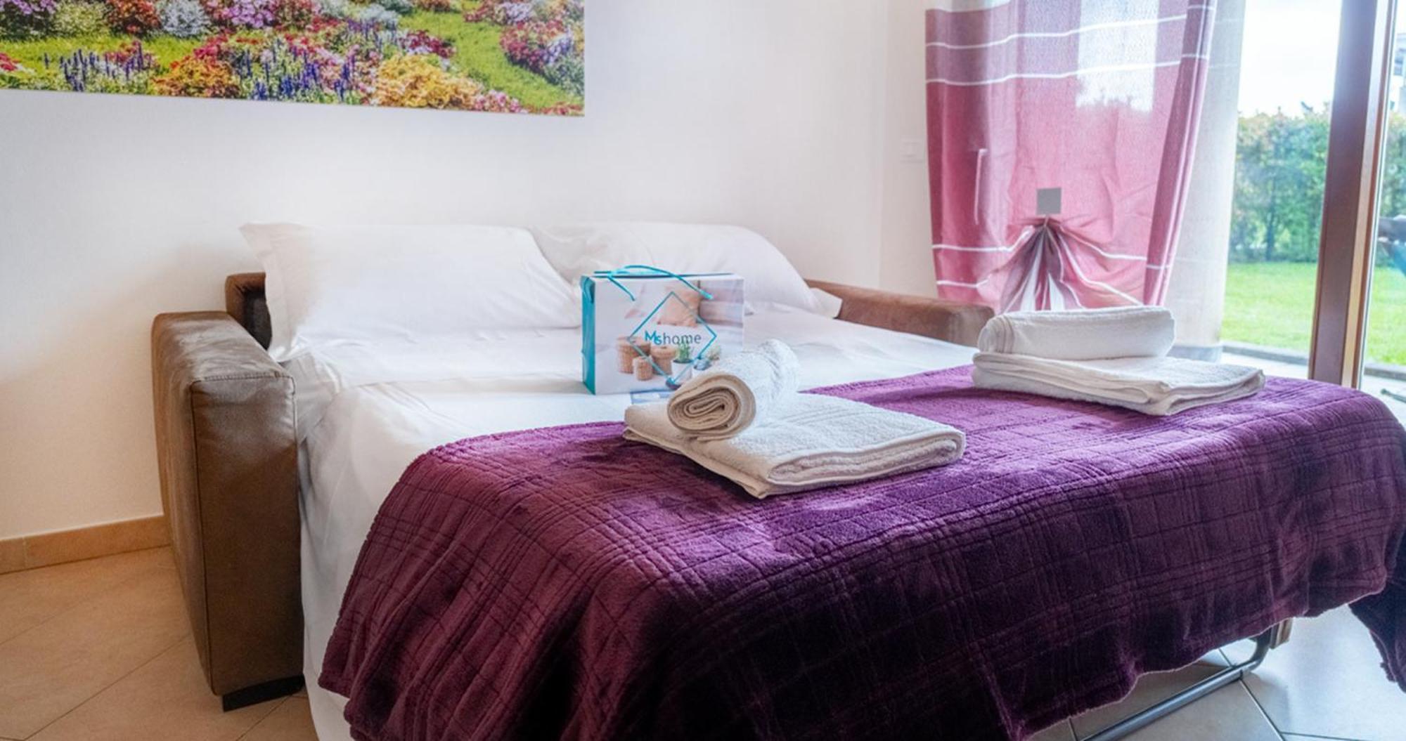Oleandro Apartment - Featuring A Private Garden And Access To 5 Pools Desenzano del Garda Eksteriør billede