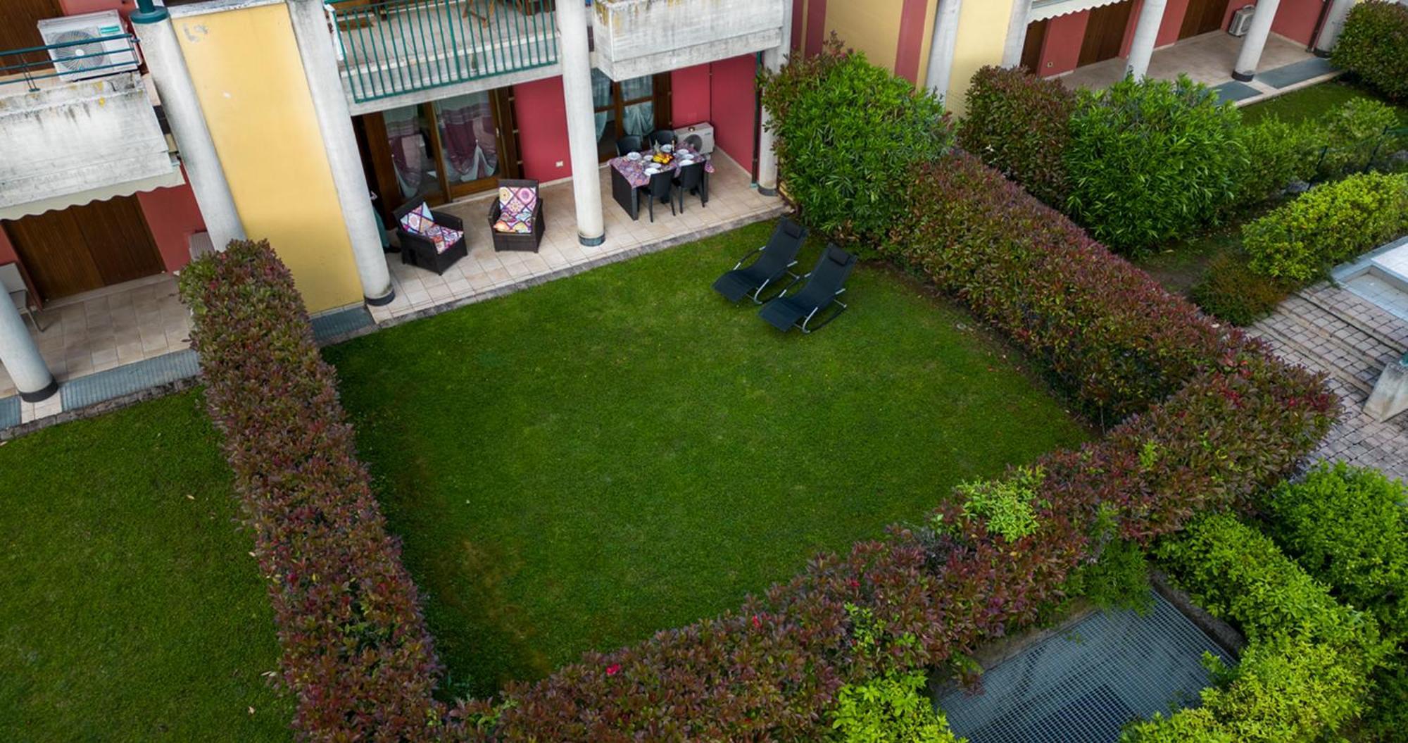 Oleandro Apartment - Featuring A Private Garden And Access To 5 Pools Desenzano del Garda Eksteriør billede