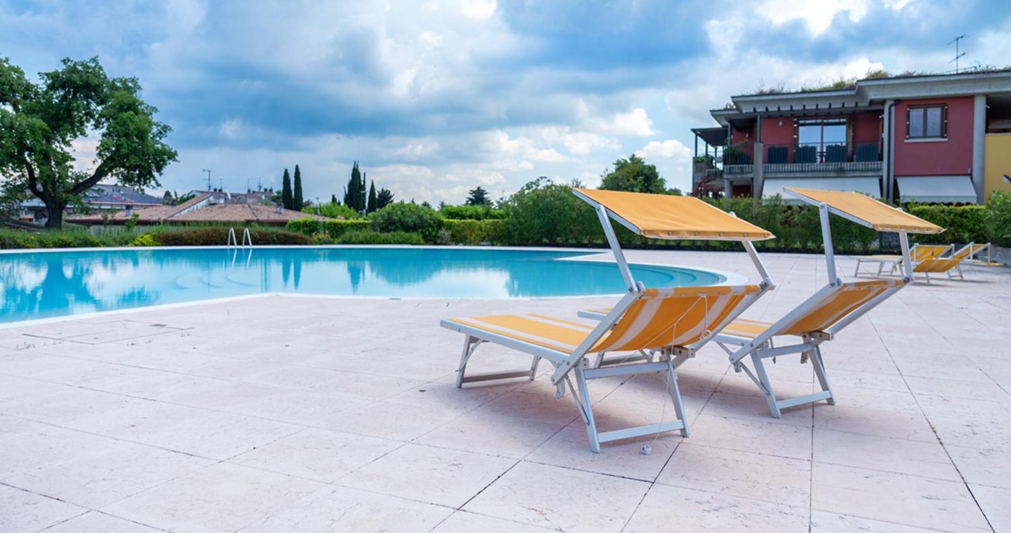 Oleandro Apartment - Featuring A Private Garden And Access To 5 Pools Desenzano del Garda Eksteriør billede