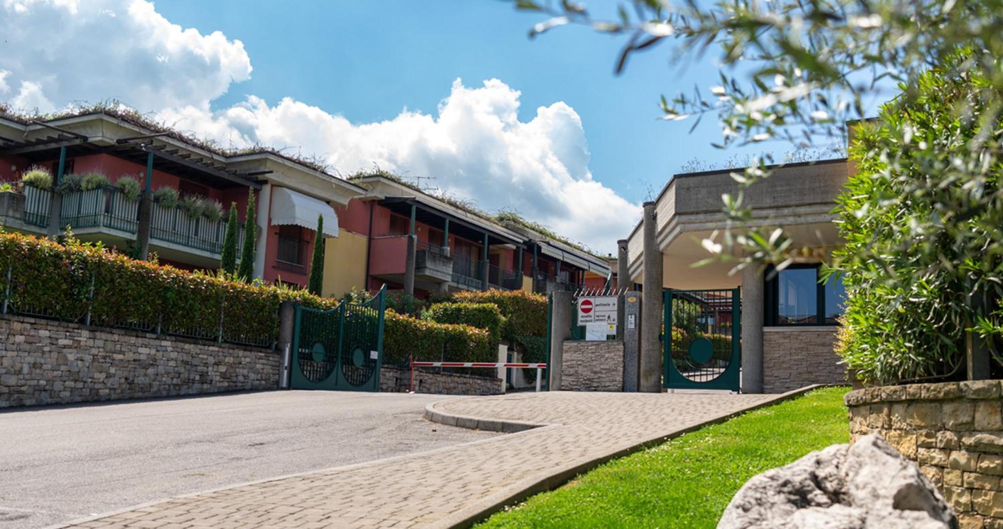 Oleandro Apartment - Featuring A Private Garden And Access To 5 Pools Desenzano del Garda Eksteriør billede
