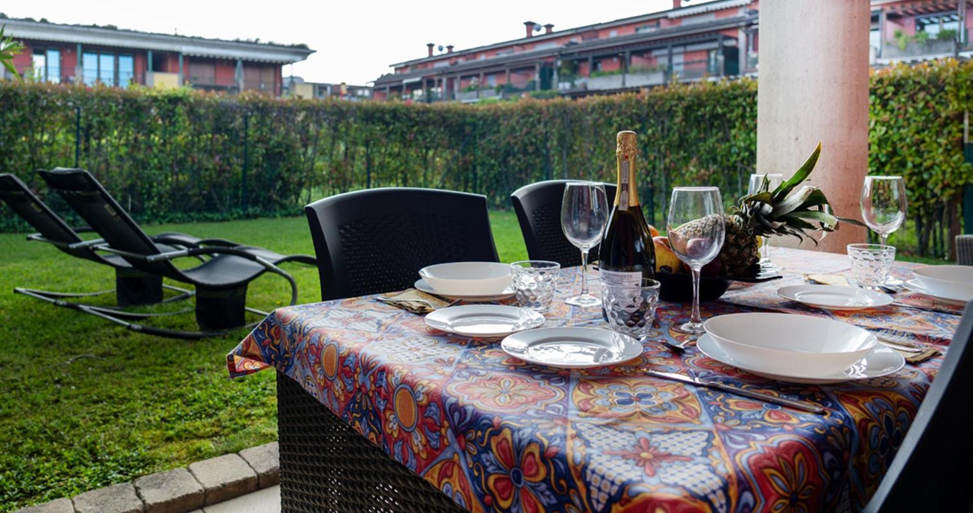 Oleandro Apartment - Featuring A Private Garden And Access To 5 Pools Desenzano del Garda Eksteriør billede