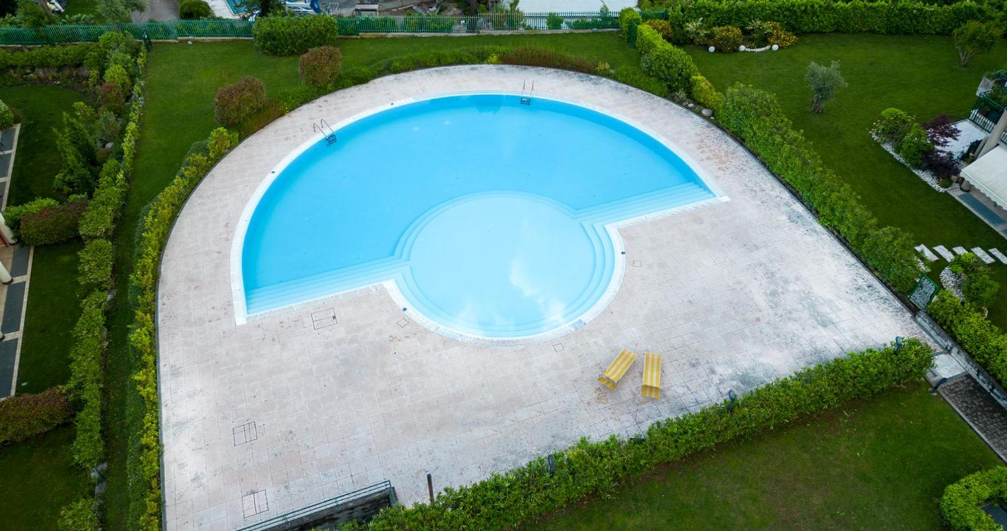 Oleandro Apartment - Featuring A Private Garden And Access To 5 Pools Desenzano del Garda Eksteriør billede